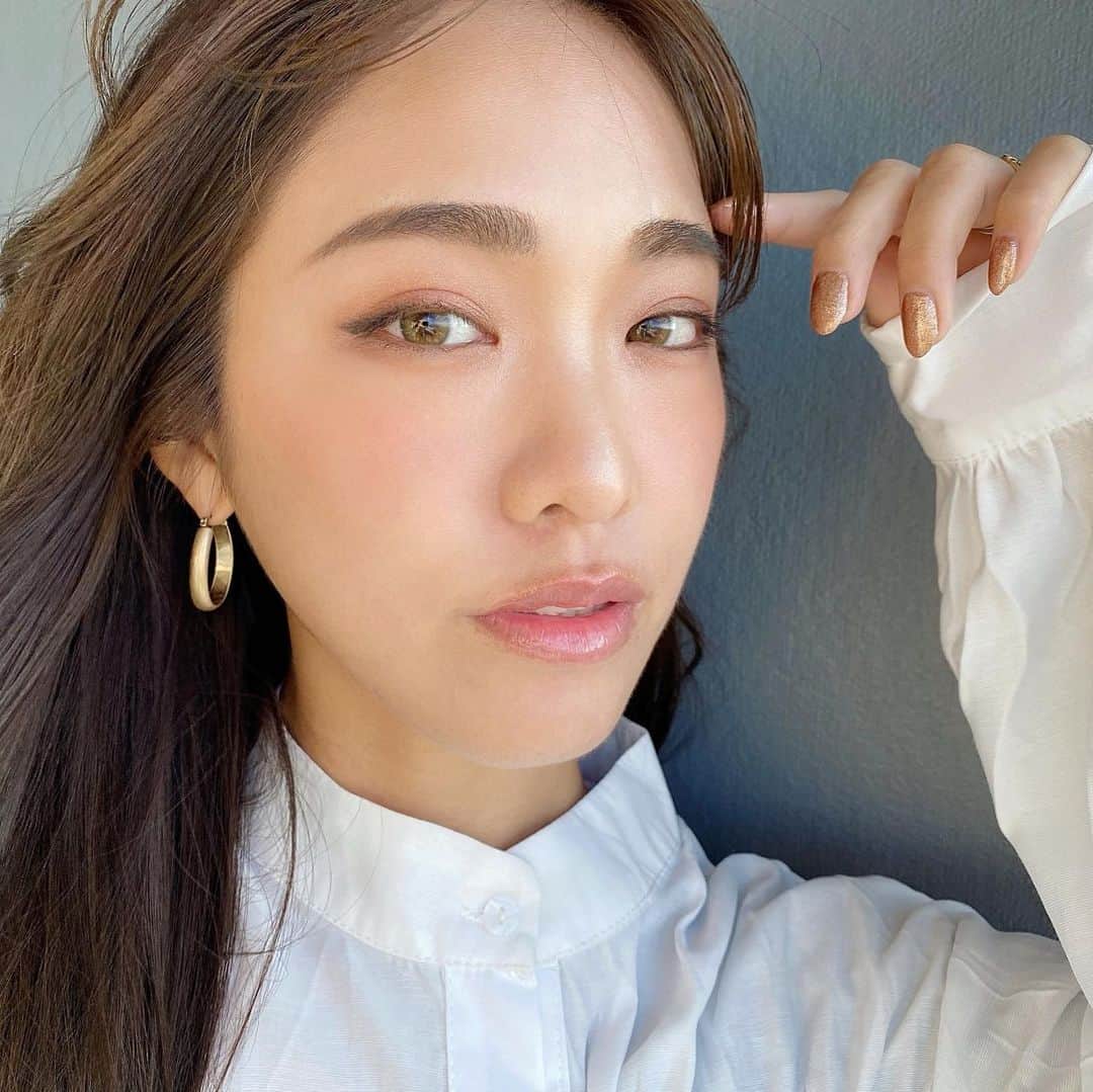 のインスタグラム：「ねぇ。 寒すぎない？？？⛄️❄️ 寒すぎるよね？？ え、急にどした❓笑 洗濯物干すのに今日は ダウン着てマフラーも巻いて🧣 なのにまだ寒くて 手が冷たすぎたよ🥺❄️ * * 写真はお肌の調子が良かった日の♡ 松谷さんカラーもいい感じやねん☺️ (2枚目の動画見て🤞🏻) マスクな日々と冬の暖房と乾燥で 調子はばらばらやけど とにかく常に素肌美人目指して 頑張っています 若い頃はこんなにエステに行く人生 考えられなかったけどw 何事も早いに越したことはないこれまじで🙆‍♀️✨ * * ということで ▶︎ @tokyo_ace_clinic  #tokyo_ace_clinic 心斎橋院が 12/2にオープンしたので #ケアシス というものを 受けてきました💛 医療クリニックの中ではかなり お手頃メニューで パック40回よりケアシス1回というくらいの 高濃度高浸透メニュー✨ 何かダーマペンとか他のメニューを 受けた人はほてった肌を冷やしながら 施術するからとてもいいみたい！ まりなはこのメニュー単体で受けたから 最初は温モードでマッサージみたいに してもらったよ^ ^ * * オープンおめでとうございます🎉 このクリニックをプロデュースしている 明日花キララ様美しすぎる♥️♥️ @asukakiraran」