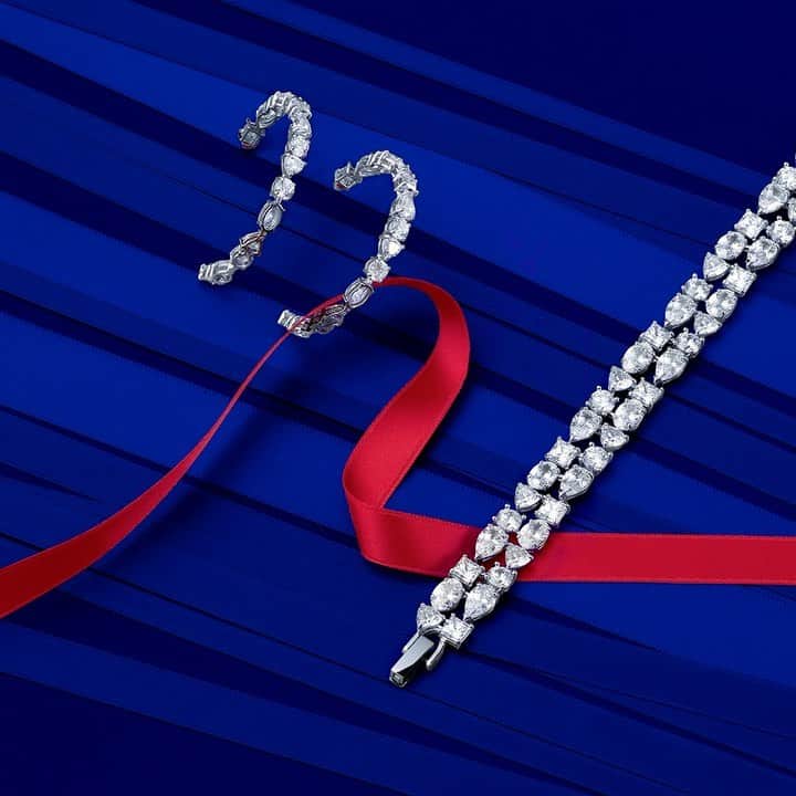 のインスタグラム：「Discover the selection of unique gifts online and in-store. #Swarovski125years」