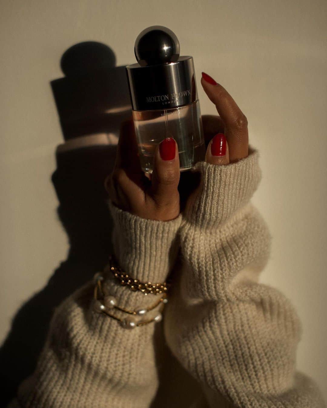 モルトンブラウンのインスタグラム：「Christmas is just a week away, and we’re certainly feeling festive with the glitz and glamour of limited edition Juniper Jazz. Perfect for enlivening your winter bathing rituals. Thanks for the photos @masteramas #MakingSpiritsBright」