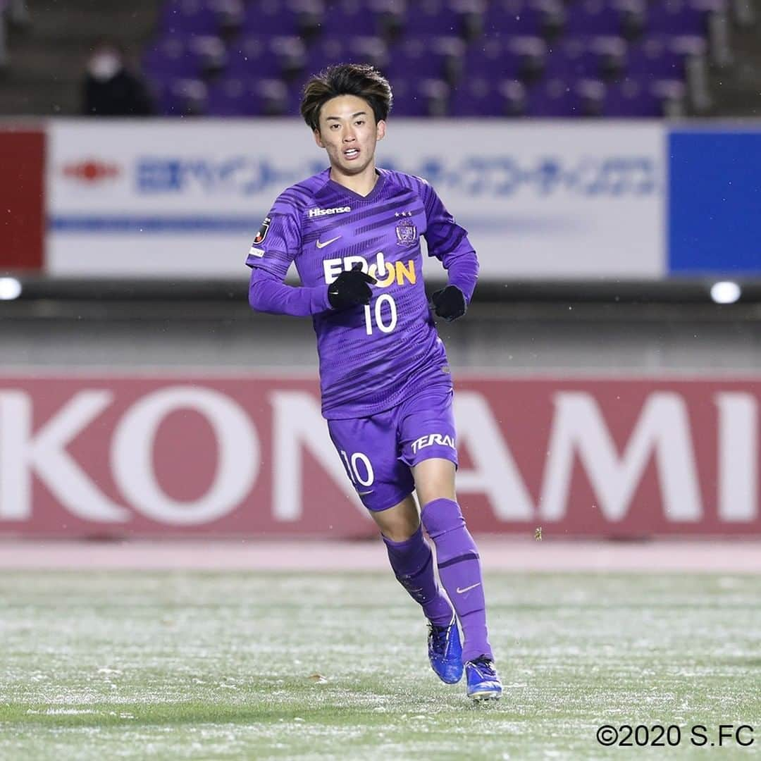 サンフレッチェ広島さんのインスタグラム写真 - (サンフレッチェ広島Instagram)「. ⚽️明治安田生命J1リーグ第33節　試合結果⚽️ サンフレッチェ広島　0-1　柏レイソル 前半：0-1 後半：0-0  雪が降り続く中での2020シーズンホームラストゲームは、無得点に終わり、悔しい敗戦となりました。  寒い中、最後まで応援いただき、ありがとうございました。  #森島司 選手 #荒木隼人 選手 #野上結貴 選手 #土肥航大 選手 #大迫敬介 選手 #茶島雄介 選手 #佐々木翔 選手 #青山敏弘 選手 #sanfrecce #積攻」12月16日 23時11分 - sanfrecce.official