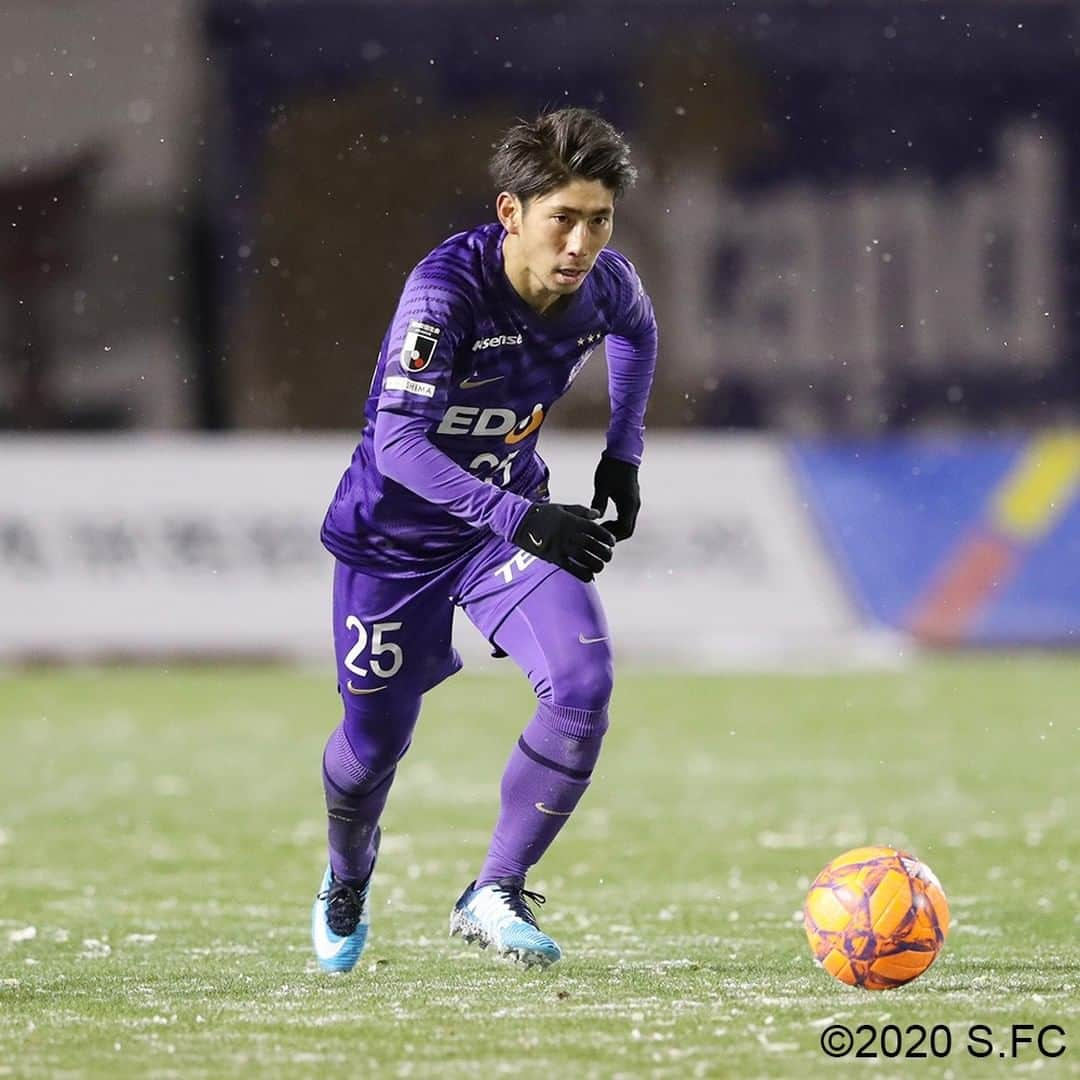 サンフレッチェ広島さんのインスタグラム写真 - (サンフレッチェ広島Instagram)「. ⚽️明治安田生命J1リーグ第33節　試合結果⚽️ サンフレッチェ広島　0-1　柏レイソル 前半：0-1 後半：0-0  雪が降り続く中での2020シーズンホームラストゲームは、無得点に終わり、悔しい敗戦となりました。  寒い中、最後まで応援いただき、ありがとうございました。  #森島司 選手 #荒木隼人 選手 #野上結貴 選手 #土肥航大 選手 #大迫敬介 選手 #茶島雄介 選手 #佐々木翔 選手 #青山敏弘 選手 #sanfrecce #積攻」12月16日 23時11分 - sanfrecce.official