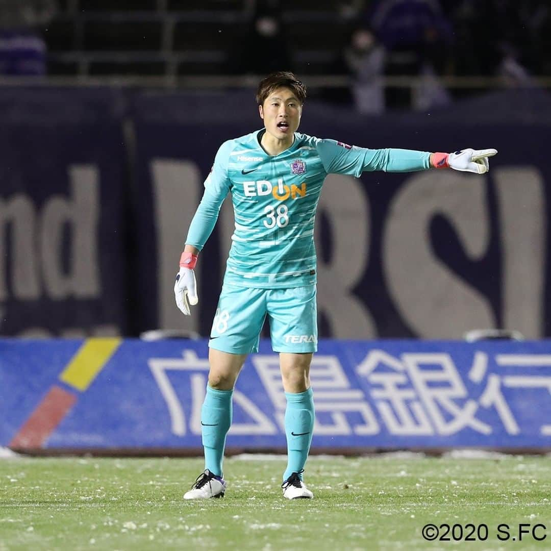 サンフレッチェ広島さんのインスタグラム写真 - (サンフレッチェ広島Instagram)「. ⚽️明治安田生命J1リーグ第33節　試合結果⚽️ サンフレッチェ広島　0-1　柏レイソル 前半：0-1 後半：0-0  雪が降り続く中での2020シーズンホームラストゲームは、無得点に終わり、悔しい敗戦となりました。  寒い中、最後まで応援いただき、ありがとうございました。  #森島司 選手 #荒木隼人 選手 #野上結貴 選手 #土肥航大 選手 #大迫敬介 選手 #茶島雄介 選手 #佐々木翔 選手 #青山敏弘 選手 #sanfrecce #積攻」12月16日 23時11分 - sanfrecce.official