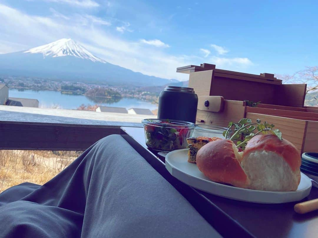 湯本美咲のインスタグラム：「﻿ ﻿ ﻿ 雲の流れや、湖のボートや、山の景色を﻿ ボーっと見てしまいます。﻿ ﻿ ﻿ #星のや富士　﻿ #もうすぐコンプリートかな﻿ #キャンプしたいな﻿ #こたつ最高﻿ ﻿ ﻿ ﻿」