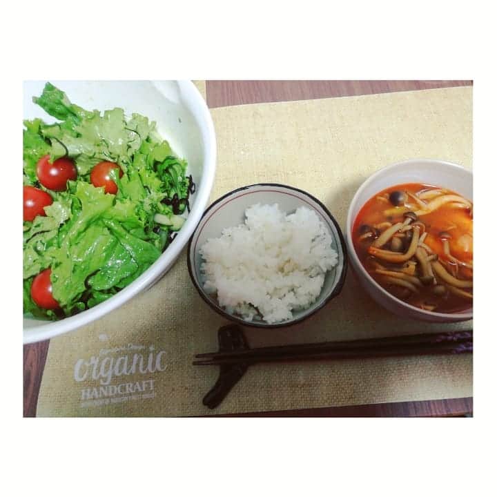 近藤笑菜のインスタグラム：「楽しみな日を全力で楽しむには何よりもコンディション、って思った本日。 ほんと心と体は繋がってるよね～～ 最高に楽しかった🎄 . 📸 いつぞやのおうちごはん。トムヤムクン、チョレギサラダもどき、ごはん🍚 トムヤムクンは、スープの素にしめじとえびを入れるだけの簡単🍲うまーー♡ サラダは鶏ガラ粉末やごま油入れてチョレギ感出しつつ、海苔じゃなく塩昆布入れてるのでもどきで。笑 ボウルのまんまだと洗い物が楽になるよね🤗← #おうちごはん #トムヤムクン #チョレギサラダ #もどき」
