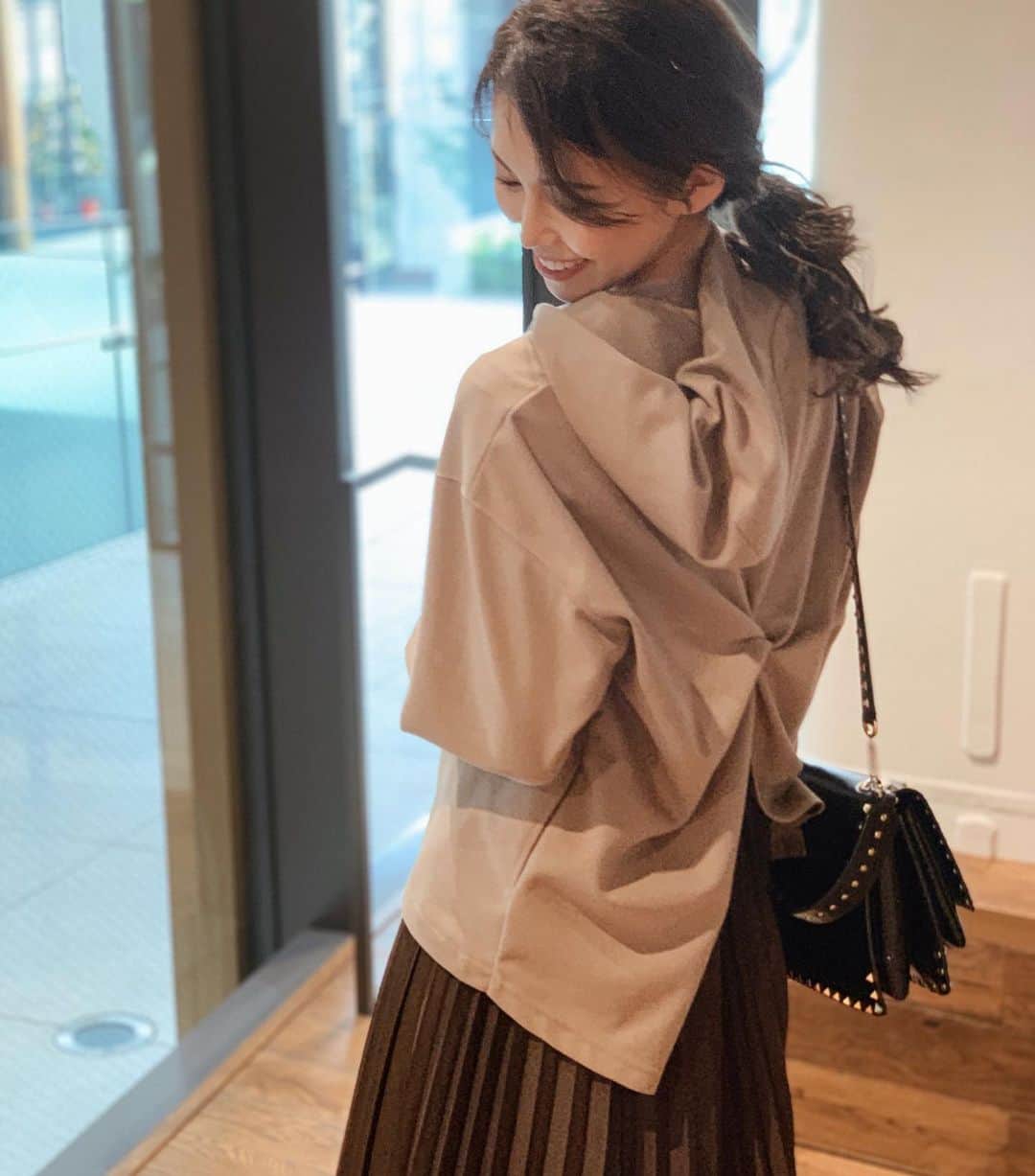 清水愛美さんのインスタグラム写真 - (清水愛美Instagram)「こんばんは💓 最近はパーカーばかり☺️💘 なかなか好みのトレーナーに出会えないですが バックスタイルが可愛いパーカーに出会えました💖 上品なのにカジュアルで可愛い💐お気に入り〜❣️  @mylanka_fsf  * * #skirt @ships_any_official  #bag @maisonvalentino  #valentino  #boots @chanelofficial  #chanel * #ミランカ　#mylanka #カジュアル　#パーカー #上品パーカー」12月16日 23時15分 - manami_s0902