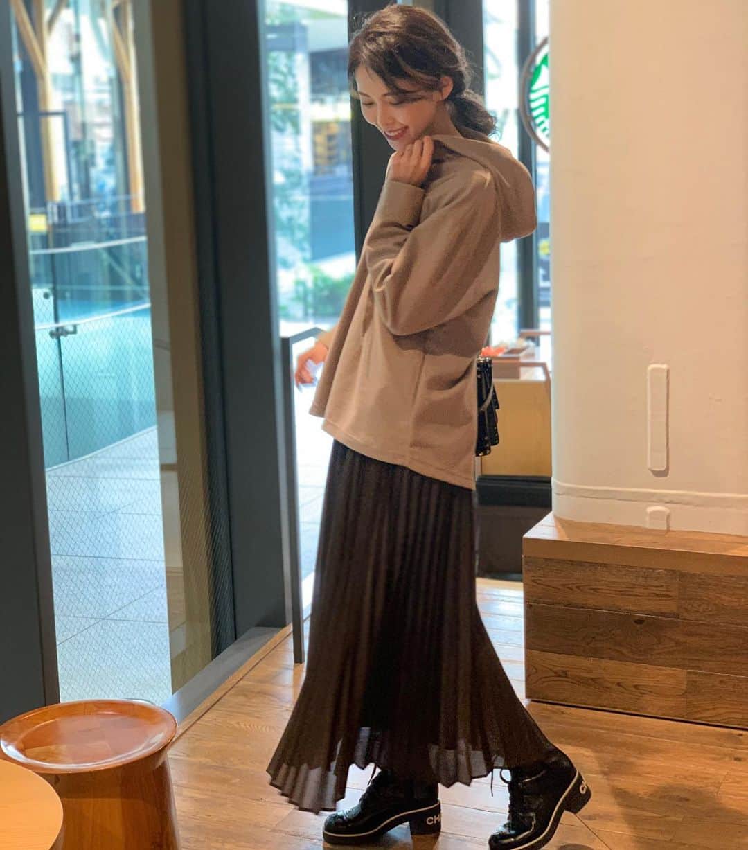 清水愛美さんのインスタグラム写真 - (清水愛美Instagram)「こんばんは💓 最近はパーカーばかり☺️💘 なかなか好みのトレーナーに出会えないですが バックスタイルが可愛いパーカーに出会えました💖 上品なのにカジュアルで可愛い💐お気に入り〜❣️  @mylanka_fsf  * * #skirt @ships_any_official  #bag @maisonvalentino  #valentino  #boots @chanelofficial  #chanel * #ミランカ　#mylanka #カジュアル　#パーカー #上品パーカー」12月16日 23時15分 - manami_s0902