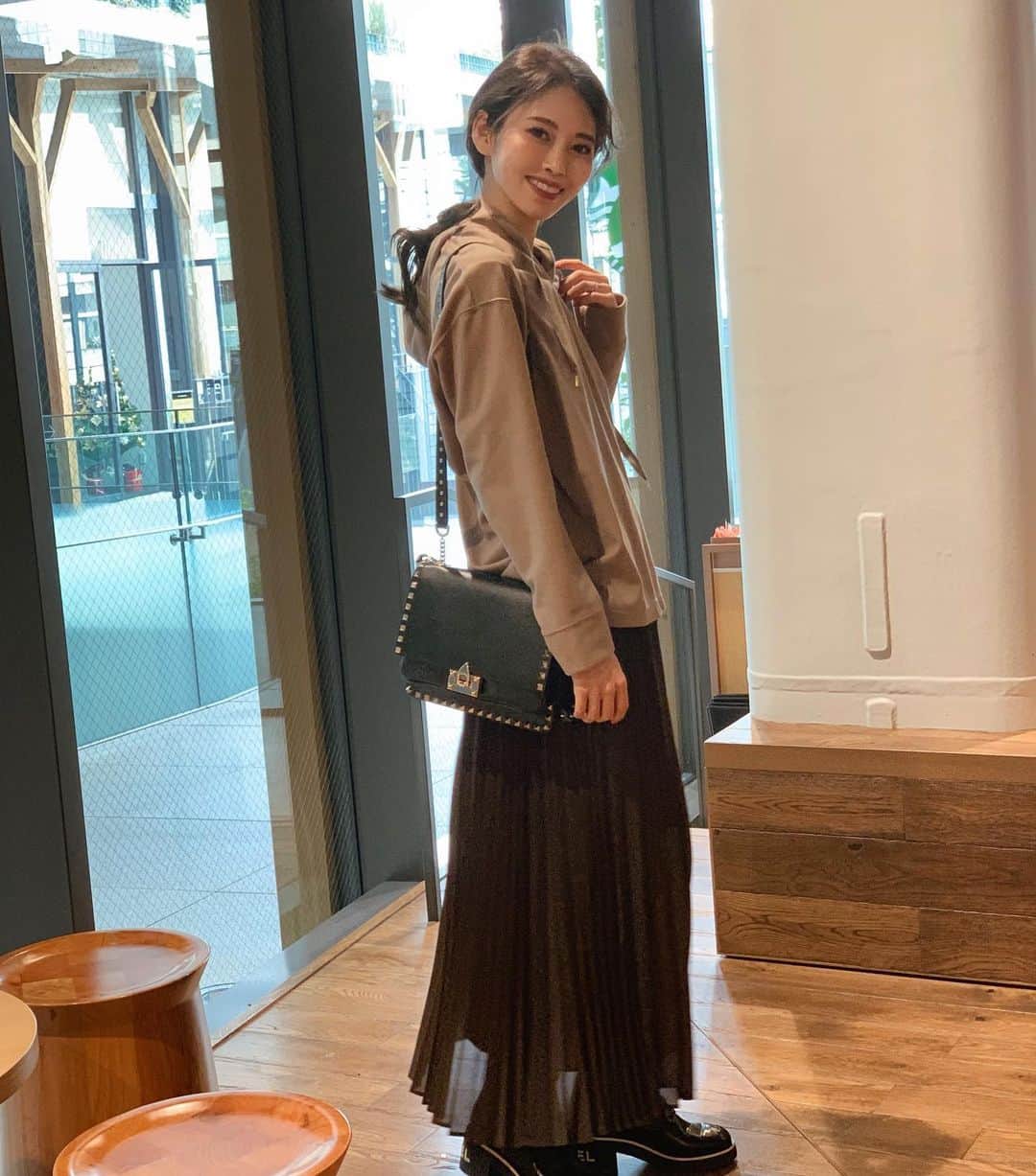 清水愛美さんのインスタグラム写真 - (清水愛美Instagram)「こんばんは💓 最近はパーカーばかり☺️💘 なかなか好みのトレーナーに出会えないですが バックスタイルが可愛いパーカーに出会えました💖 上品なのにカジュアルで可愛い💐お気に入り〜❣️  @mylanka_fsf  * * #skirt @ships_any_official  #bag @maisonvalentino  #valentino  #boots @chanelofficial  #chanel * #ミランカ　#mylanka #カジュアル　#パーカー #上品パーカー」12月16日 23時15分 - manami_s0902
