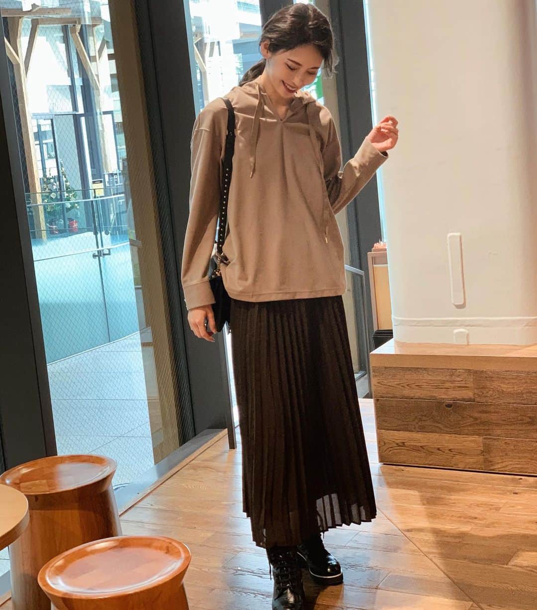 清水愛美さんのインスタグラム写真 - (清水愛美Instagram)「こんばんは💓 最近はパーカーばかり☺️💘 なかなか好みのトレーナーに出会えないですが バックスタイルが可愛いパーカーに出会えました💖 上品なのにカジュアルで可愛い💐お気に入り〜❣️  @mylanka_fsf  * * #skirt @ships_any_official  #bag @maisonvalentino  #valentino  #boots @chanelofficial  #chanel * #ミランカ　#mylanka #カジュアル　#パーカー #上品パーカー」12月16日 23時15分 - manami_s0902