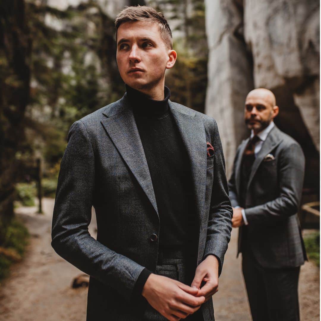 ドーメルさんのインスタグラム写真 - (ドーメルInstagram)「Travel Resistant is water repellent and provides a refined mate finishing. Buczynski selected 2 Prince of Wales designs, one blue and one beige, to propose 2 similarly cut suits. Both are paired differently : wether it is with a classic shirt, tie and waistcoat (which has the terrible advantage to hide the shirt which might not remain impeccable after a whole day) or with a pullover, the drape and the shape is perfect.⁣ The only difference here is in the cut of the lapels.⁣ Cloth references : 315008 & 315009⁣ .⁣ .⁣ .⁣ @buczynski_tailoring⁣ 📸by @ofierzynka⁣ .⁣ .⁣ .⁣ #travelresistant #luxurycloth #princeofwales #suits #timeless #menstyle」12月16日 23時17分 - dormeuil1842