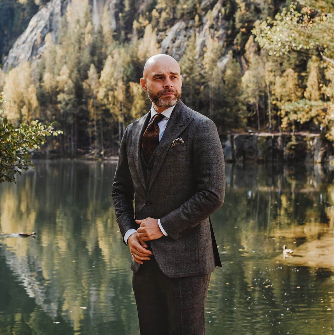 ドーメルさんのインスタグラム写真 - (ドーメルInstagram)「Travel Resistant is water repellent and provides a refined mate finishing. Buczynski selected 2 Prince of Wales designs, one blue and one beige, to propose 2 similarly cut suits. Both are paired differently : wether it is with a classic shirt, tie and waistcoat (which has the terrible advantage to hide the shirt which might not remain impeccable after a whole day) or with a pullover, the drape and the shape is perfect.⁣ The only difference here is in the cut of the lapels.⁣ Cloth references : 315008 & 315009⁣ .⁣ .⁣ .⁣ @buczynski_tailoring⁣ 📸by @ofierzynka⁣ .⁣ .⁣ .⁣ #travelresistant #luxurycloth #princeofwales #suits #timeless #menstyle」12月16日 23時17分 - dormeuil1842