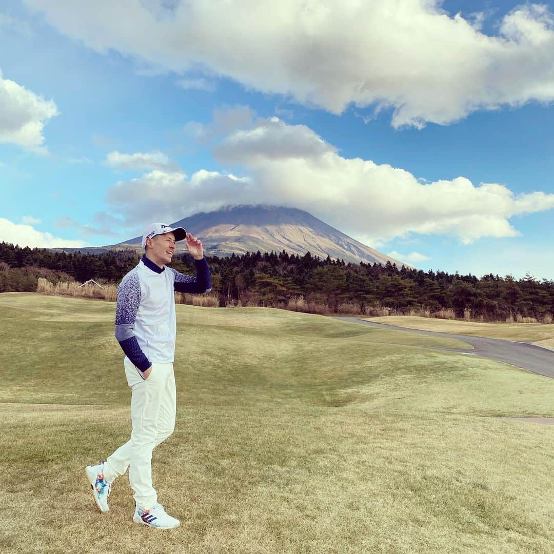 森豪士のインスタグラム：「本日は名門富士クラシックへ⛳️ とにかく寒さとの戦い🥶✨ ウェアーは僕としては珍しく白をチョイス👍🏽👍🏽 前日 @orangeman0114 がインスタに載せてたコーデをそのままパクりました😂 やはりファッションもゴルフも上手い人を真似るところからが大事かなと…笑 Cap:taylormade Tops:adidas golf Pants:adidas golf shoes:adidas golf #adidas #adidasgolf #taylormade  #富士クラシック #名門 #富士山 #mtfuji  #white #コーディネート」