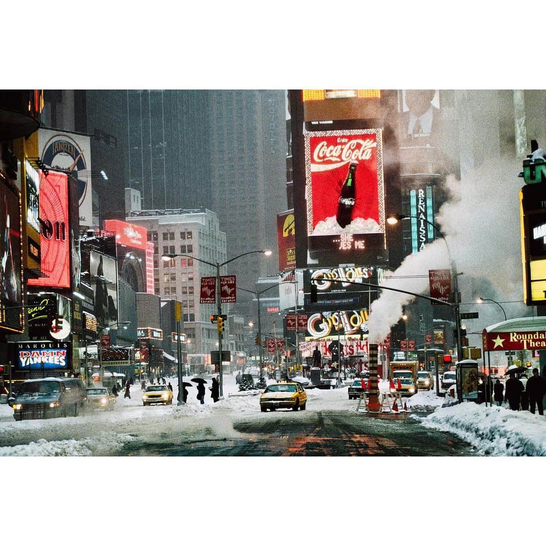 スティーブ・マカリーさんのインスタグラム写真 - (スティーブ・マカリーInstagram)「“All Heaven and Earth Flowered white obliterate... Snow...unceasing snow” ― Hashin, Japanese Haiku  Snow Falls in Times Square. New York, New York, USA, 1994.  #SteveMcCurry @timessquarenyc #timessquare」12月16日 23時20分 - stevemccurryofficial