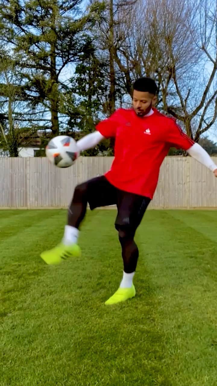 F2Freestylersのインスタグラム：「Check out these incredible #UCL skills with @footballsantander Who’s been your UEFA Champions League player so far? 🇦🇷 Messi 🇵🇹 Ronaldo 🇧🇷 Neymar 🇫🇷 Mbappe 🇳🇴 Haaland 🇵🇱 Lewandowski 🇪🇸 Morata 🏴󠁧󠁢󠁥󠁮󠁧󠁿 Rashford 🇮🇹Immobile 🇪🇬Salah #Ad」