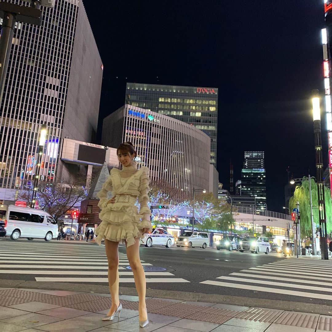 前田ゆうのインスタグラム：「BAD HABITのMV公開日🤍😁みてくれたかなー？^ ^ みんなに愛してもらえたらうれしいなぁ🥰 サビの振り付けもめちゃくちゃすぐできちゃって〜かわいい振りになってるから一緒にしてくれたらうれしいなぁ😜💃 銀座のまちで撮影もしたよ😌 このnew衣装全身はこーなっております✌️😊」