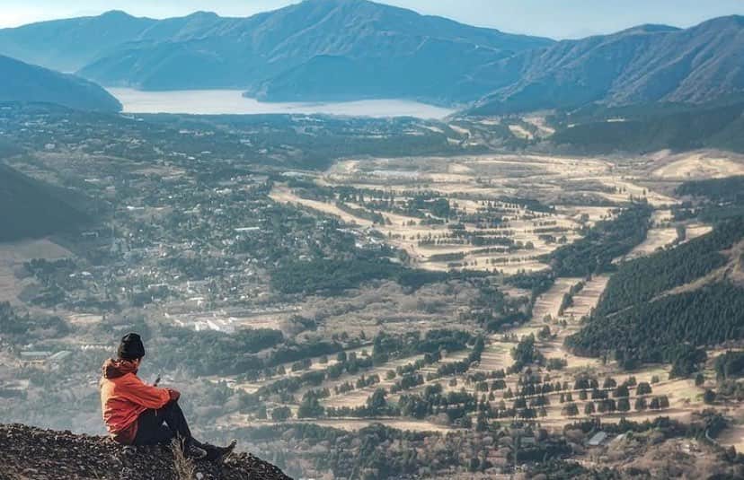 登山*トレッキング*アウトドア『.HYAKKEI』さんのインスタグラム写真 - (登山*トレッキング*アウトドア『.HYAKKEI』Instagram)「金太郎伝説のある、金時山からの写真です⛰﻿ 赤いジャケットと箱根の街が合わさって素敵なショットです📸﻿ ﻿ ﻿ ﻿ photo by @hasegawa_satoshi1984  ﻿ ﻿ ﻿ ﻿ あなたの山の思い出picを#hyakkeime で投稿してください！みんなで素敵なお山ギャラリーをつくりましょー！﻿ ﻿ ﻿ ﻿ #登山好きな人と繋がりたい #登山 #山登り #山歩き #山が好き #landscape #絶景 #日本の絶景 #as_archive #vsco #reco_ig #光と影 #金時山 #箱根」12月16日 23時23分 - hyakkei_me