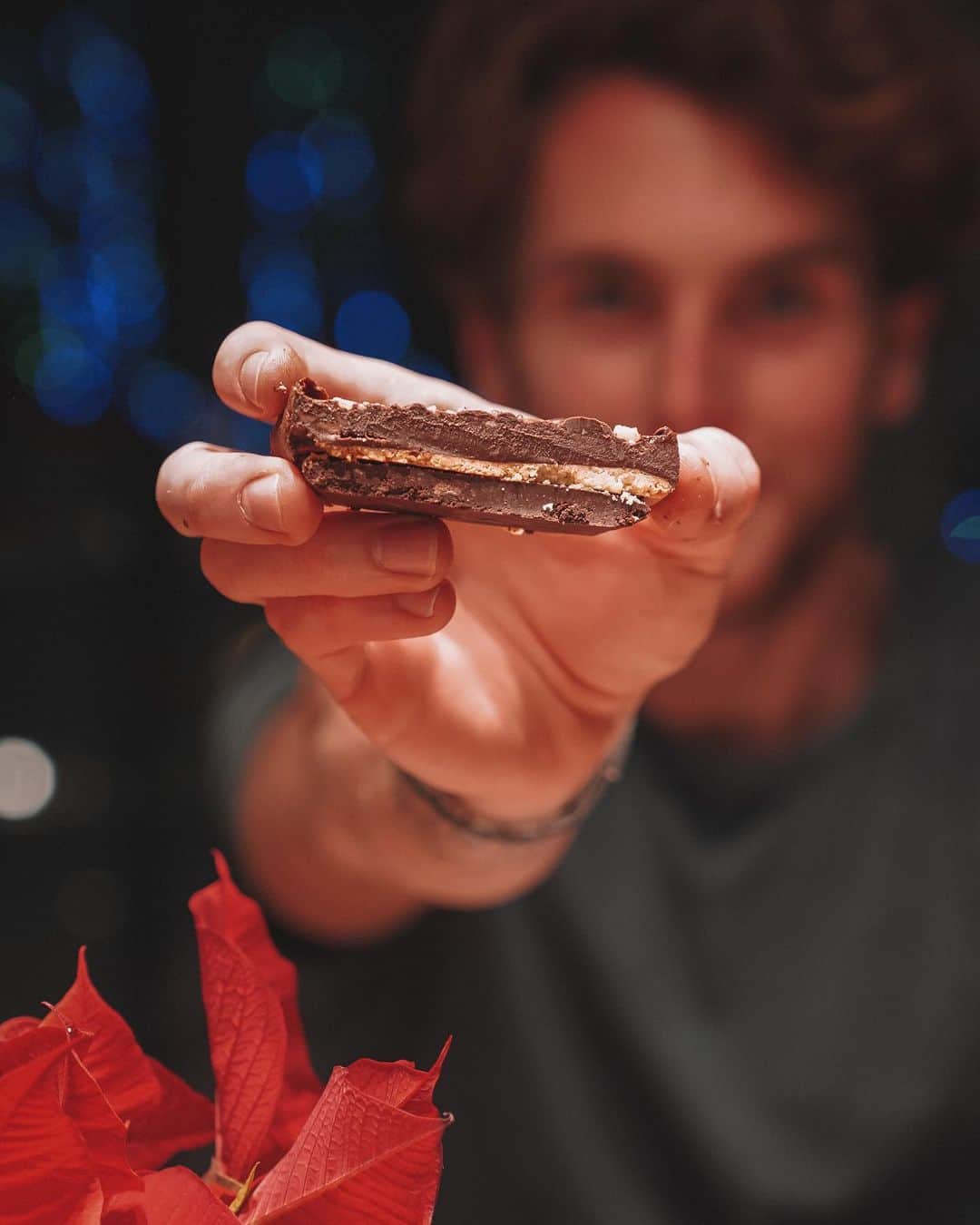 イバイ・ゴメスのインスタグラム：「¿Quién quiere turrón saludable (y prometo que increiblemente RICO) para estas navidades? 🍫🤤 •  Hace un par de días que lo hice y recibí muuuchos mensajes pidiendo la receta, pero esta vez, si queréis que os chive cómo hacer esta delicia que se me ocurrió uniendo ideas de @nestorregenera y @chefbosquet , vamos a jugar un poco...👨🏼‍🍳😎 •  ¿Seríais capaces de acertar ingredientes? 🤔 A ver si entre tod@s lo sacáis y os la pongo 🤟🏼」