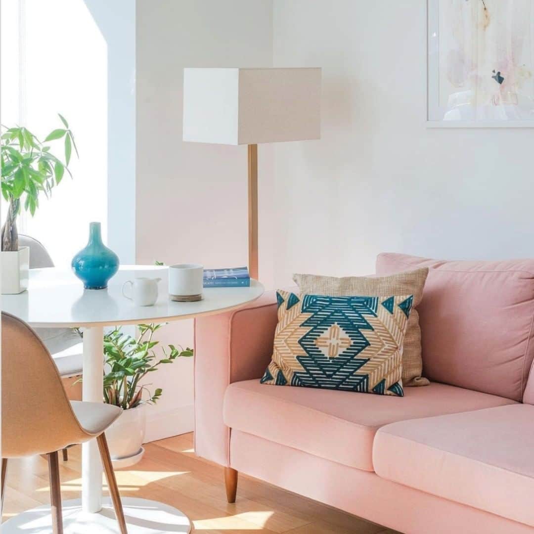 BoConceptさんのインスタグラム写真 - (BoConceptInstagram)「WE LOVE HOW YOU LIVE.  If, like many, you find colour daunting, get some inspiration from @saniapell, @huagraphie or @nobelberget serving up pastel tones you can almost taste. With our 120+ fabrics and leathers, you too can bring your colour-dreams to life.  #boconcept #liveekstraordinaer #danishdesign」12月16日 23時24分 - boconcept_official