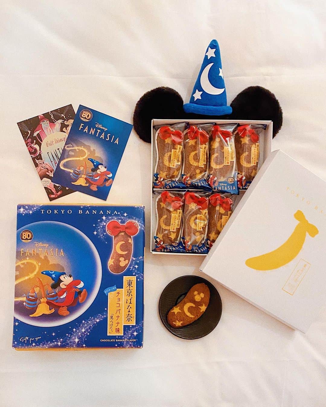 のインスタグラム：「🐭💙🌙﻿ ﻿ ﻿ 昨日から期間限定で発売された﻿ #ファンタジア の#東京ばな奈 🍌😍💕﻿ ﻿ ✔️#ディズニーファンタジア/﻿ 東京ばな奈「見ぃつけたっ」﻿ 8個入¥1,300﻿ ﻿ さっそくgetしました…😌❤️﻿ 開封した時の動画載せたよ！💫﻿ ﻿ ﻿ ﻿ ﻿ バナナが苦手な私が﻿ 唯一食べられるバナナのスイーツ！😳🍌❤️﻿ それが＂東京ばな奈＂なの🍌﻿ 美味しくてすぐ食べちゃうよ😋💕﻿ ﻿ 今回は中に﻿ チョコバナナカスタードクリームがたっぷり😳💕﻿ ﻿ ﻿ そしてそして！！﻿ ﻿ ポストカードが2枚﻿ ランダムで入っています！！﻿ 全部で8種類あるから﻿ 集めたくなっちゃうよね😂💕💕﻿ ﻿ お土産にも喜ばれそうだ😍💐﻿ 𓂃 𓈒𓏸 ‎𓂃 𓈒𓏸 ‎𓂃 𓈒𓏸 ‎𓂃 𓈒𓏸 ‎𓂃 𓈒﻿ #disneysisters_jp #tokyobanana」