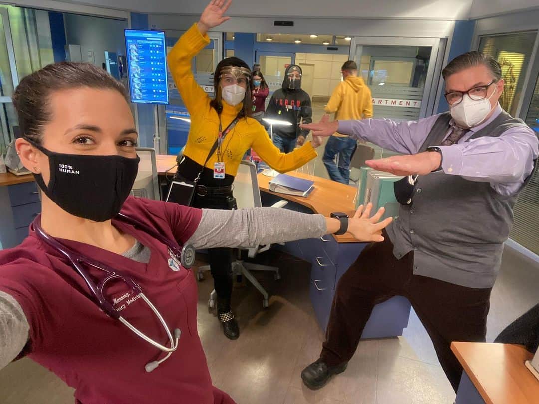 トーレイ・デヴィートのインスタグラム：「Me peeps and I like to respect that social distance. ✌🏽 ❤️ #chicagomed」