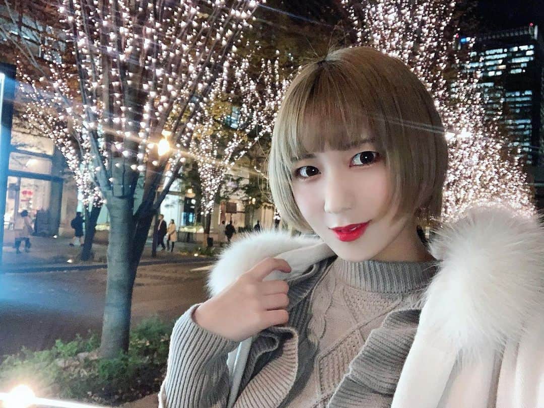 美羽えりのインスタグラム：「イルミネーションの季節だね🎄💫 . #東京 #丸の内  #イルミネーション #丸の内イルミネーション  #自撮り #ポートレート #写真 #撮影会 #ショートヘア  #illumination #tokyo  #selfie #photo #photography  #shorthair #japanesegirl」