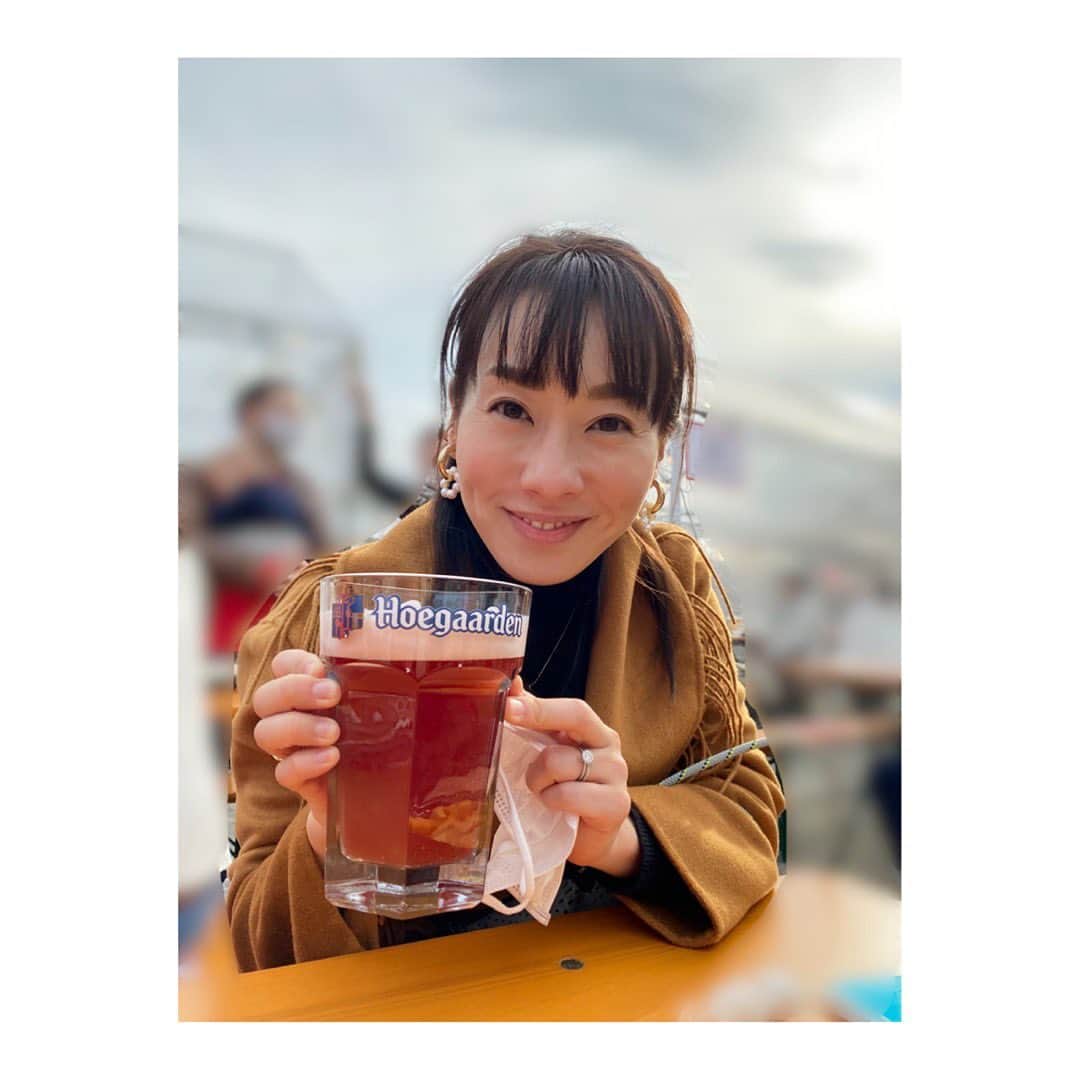 のインスタグラム：「. チラッと眺めて サクッと飲んで退散！ （この量を一人でサクッとは無理だから😂 夫とハンブンコ） ゆっくりダラダラおしゃべりしながら また飲めるようになりたいね😢 家では晩酌しない派なので 今年は本当に飲まなかったなぁ🤔 .  #芝公園 #クリスマスマーケット #christmasmarket  #芝公園クリスマスマーケット  #お散歩 #お散歩日和  #beer #ビール #乾杯🍻  #familytime #家族の時間  #時差投稿  #フリーアナウンサー #實石あづさ」