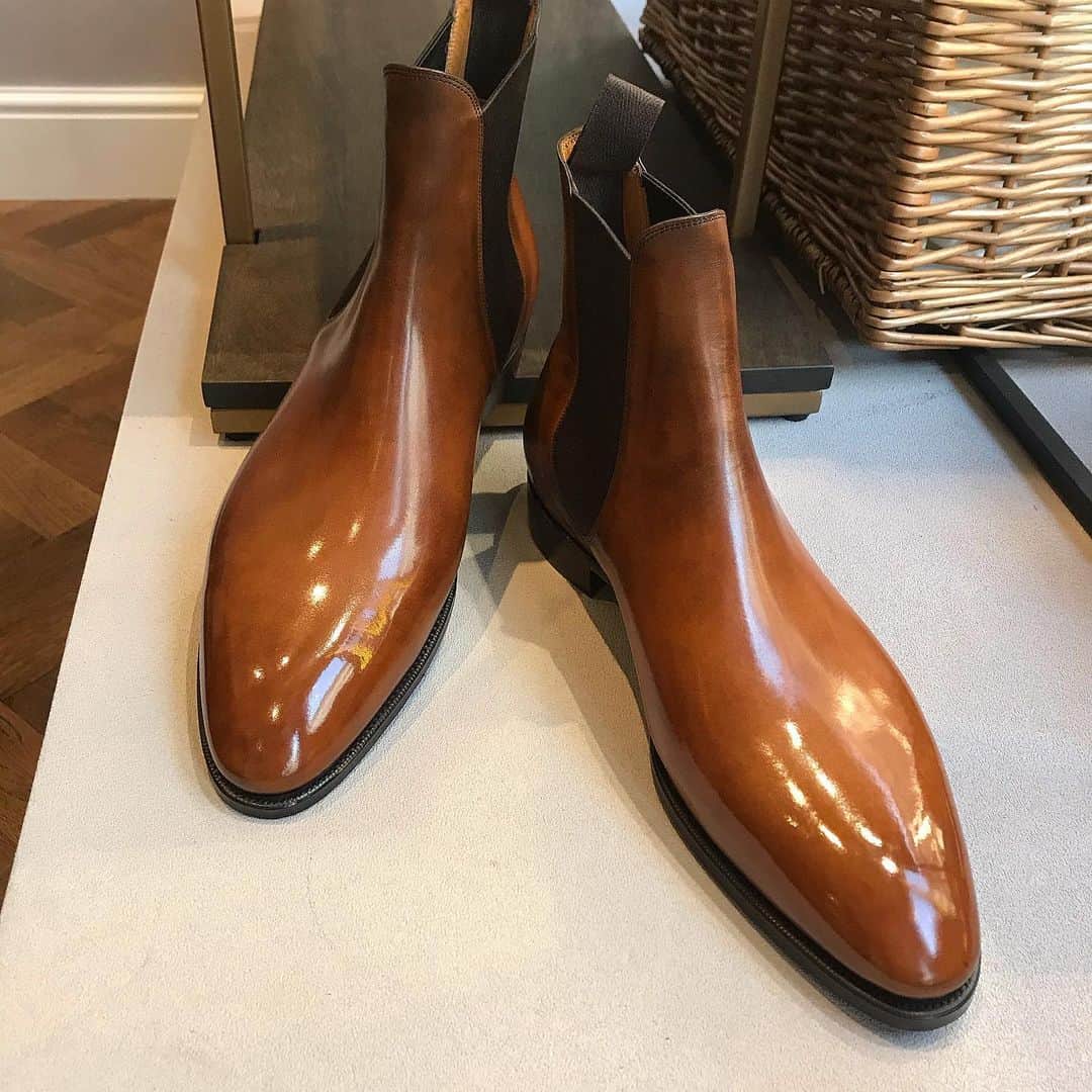 ガジアーノ&ガーリングのインスタグラム：「Although London is in Tier 3, as per government guidelines our Savile Row store remains open for business.   Now is the perfect time to come into store and take advantage of our 20% Off across RTW, MTO & Bespoke which ends on 1st Jan.   Leading up to Xmas, we will be open 10-6pm until the 23rd December (closed Sundays)  For enquiries or to book an appointment please email us at sales@gazianogirling.com  #gazianoandgirling #openforbusiness #xmas」
