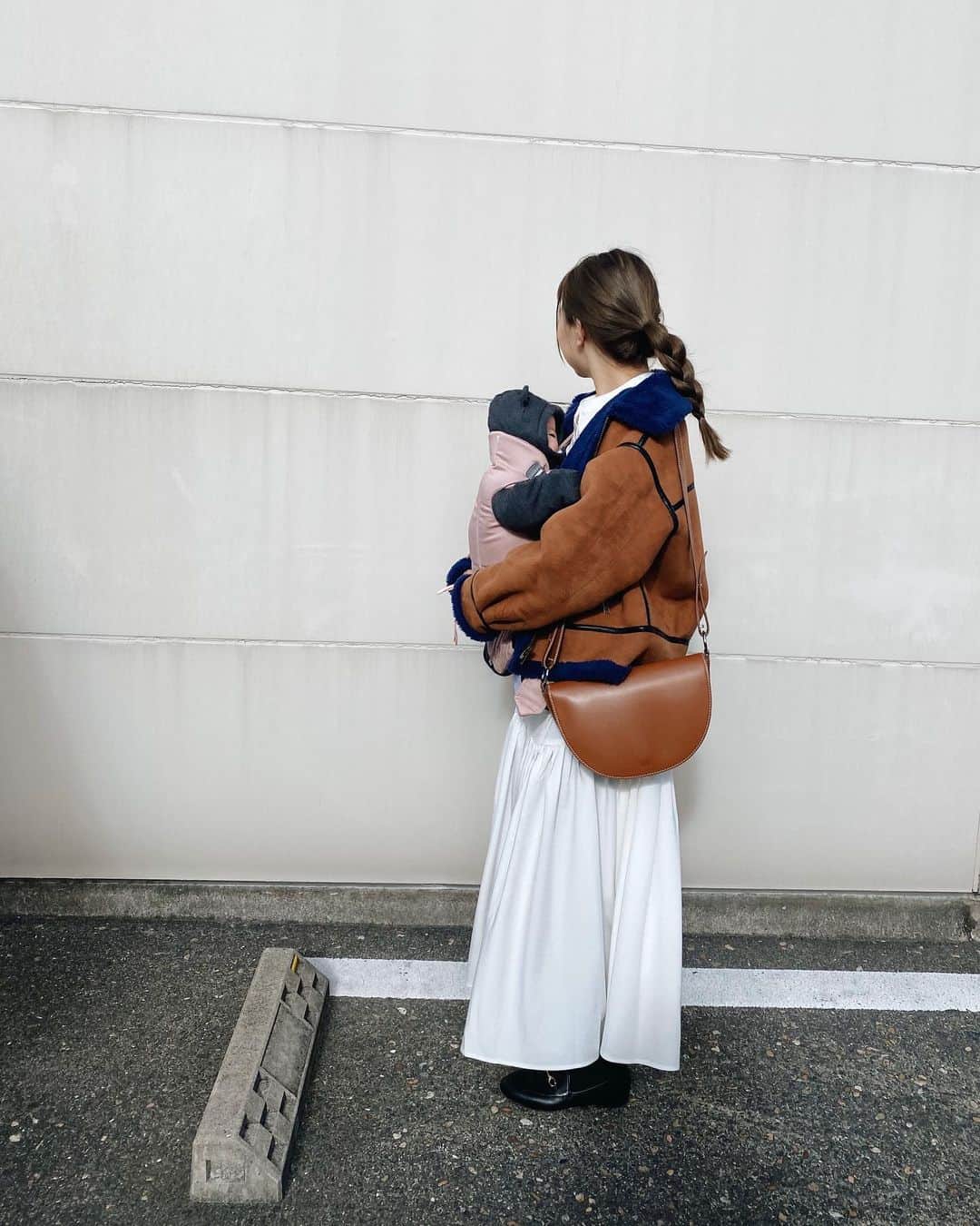 のインスタグラム：「.  急にぐっと寒くなって 本格的な冬がやってきた☃️  ワンピースは前ボタンになってるから 着やすくて嬉しい♡」