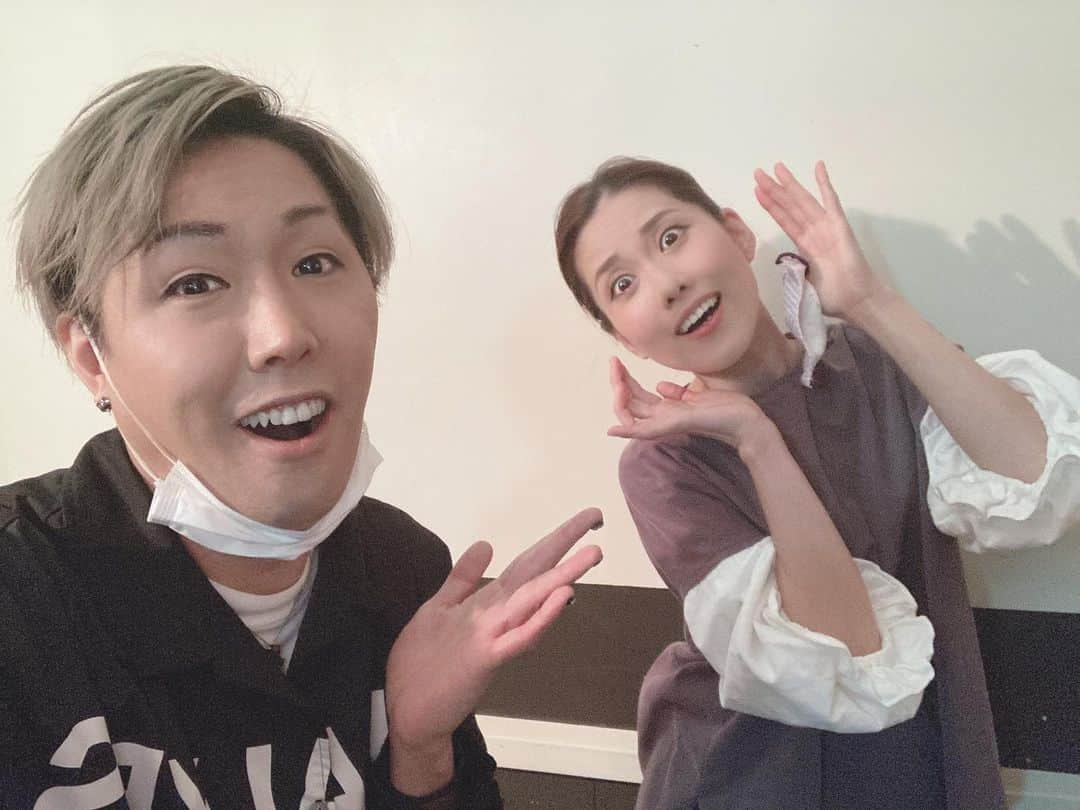 松永一哉さんのインスタグラム写真 - (松永一哉Instagram)「改めまして 「岡幸二郎LivingRoomConcert」 来場、視聴頂き有難うございました。  岡さんの歌声と生演奏で踊れて光栄でした🥺💫🤤 いかがでしたでしょうか？🤗  配信は明日までチケットご購入頂けますので是非🎟  https://www.livicon.net/202012 TwitterにてこのURLを開いて下さいませ☺️  可知ちゃん相変わらず爆裂で最高でした🤣  #musical #actor #concert #香水 #岡幸二郎 #可知寛子 #松永一哉」12月16日 23時42分 - kazuya_matsunaga