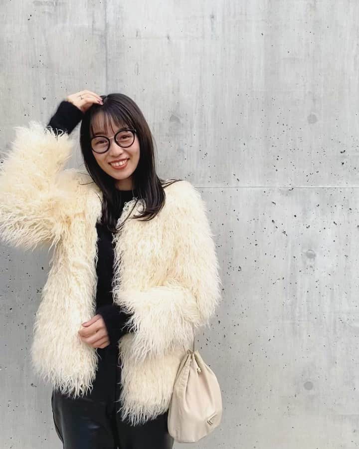 吉田佳菜のインスタグラム：「ㅤㅤㅤㅤㅤㅤㅤㅤㅤㅤㅤㅤㅤ ㅤㅤㅤㅤㅤㅤㅤㅤㅤㅤㅤㅤㅤ この前のお休みは年内最後のヘアメンテナンスへ✂︎ 暗めやけど透明感のあるカラーになって嬉しい❤︎ @satotomoya さん、ありがとうございました！ ㅤㅤㅤㅤㅤㅤㅤㅤㅤㅤㅤㅤㅤ 写真撮ってもらう前に前髪整えてたら動画撮られてた🐒 分け目整えてたつもりやけどぽりぽりしてるみたいで なんか猿みたい🐒笑 (ちなみに動画なん？なぁ？ って言ってる多分。笑) ㅤㅤㅤㅤㅤㅤㅤㅤㅤㅤㅤㅤㅤ ㅤㅤㅤㅤㅤㅤㅤㅤㅤㅤㅤㅤㅤ #kanas_hair #ちわこhair #kana_chicode #モノトーンコーデ #whoswhochico #ファーコート #tsuru_kana ㅤㅤㅤㅤㅤㅤㅤㅤㅤㅤㅤㅤㅤ」