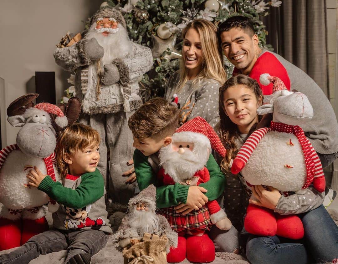 ソフィア・バルビのインスタグラム：「Una Navidad distinta, igual te esperamos con muchas ganas como cada año! 😍🥰🎄 gracias @regi.iafoph por captar estos momentos❤️❤️」