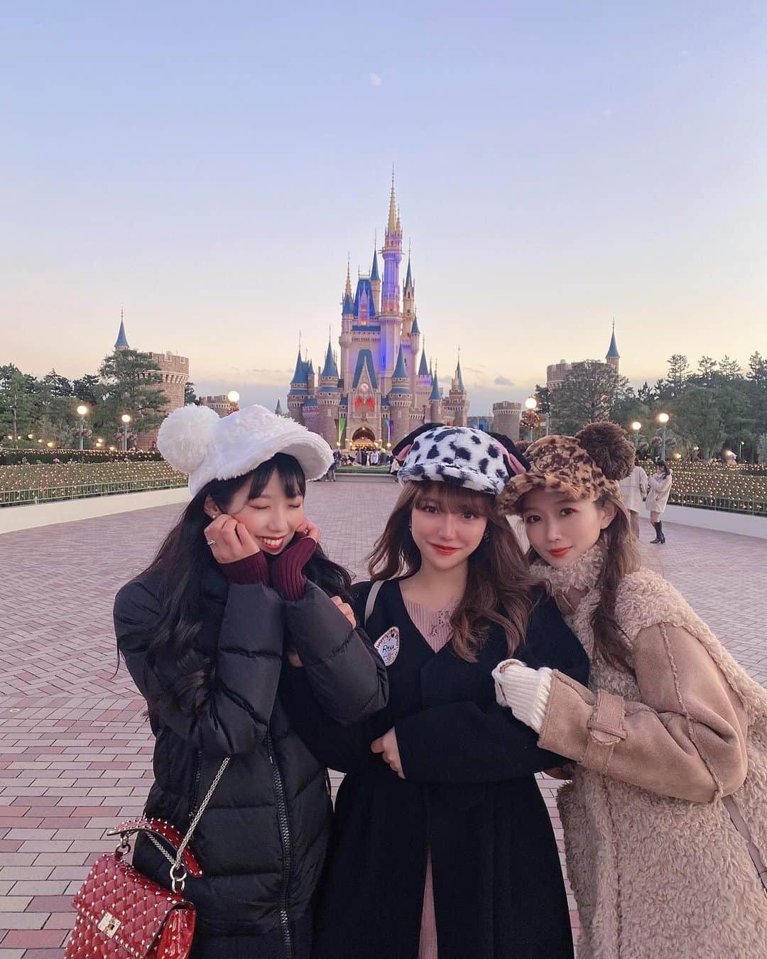 RIKAのインスタグラム：「沙奈とえみかと冬land🪄💜💫✨🎠🤍」
