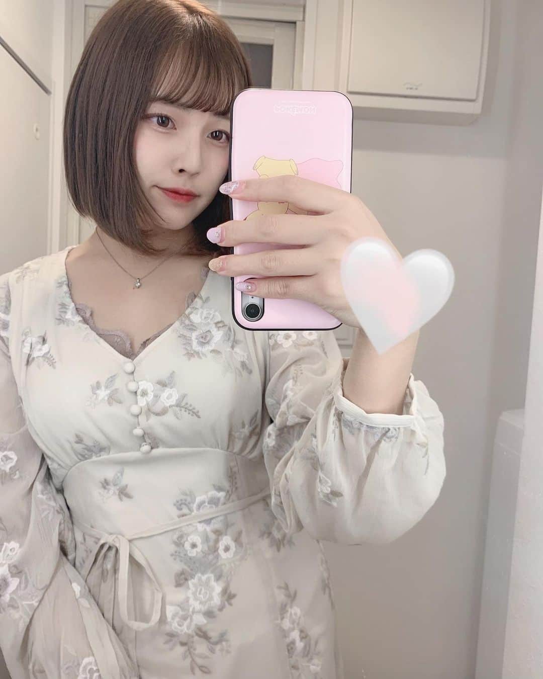梨沙のインスタグラム：「まーた髪短くしちゃった🤍🦢」