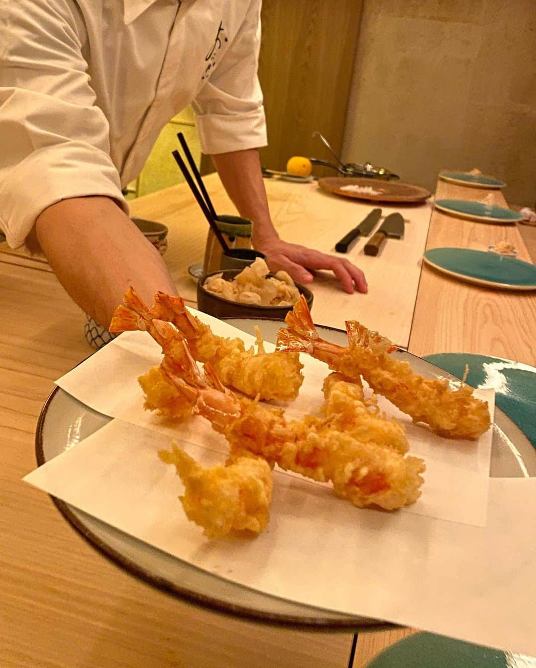 庄司ゆうこさんのインスタグラム写真 - (庄司ゆうこInstagram)「@bungelingbay_ebisu バンゲリングベイでキックボクシング❣️ 週1で通ってます(^^) 4枚目からは大好きなおしゅし〜🥰 今月オープンしたばかりの中目黒にある @sushi.onikai の２号店、おにかい＋1に行ってきました✨🌟 マグロ巻きと2食のいくら丼がインパクトあったなぁー🤗 ワインのペアリングとお鮨のコラボも最高でした❣️ いっぱい動いていっぱい食べてプラマイゼロ🤣 けど健康が1番🤗無理なダイエットは免疫下がるからやめましょうね^_^ #キックボクシング#キックボクシング女子 #ダイエット#恵比寿#おにかい#鮨#中目黒#グルメ#グルメ好きな人と繋がりたい」12月16日 23時52分 - yuko.shoji