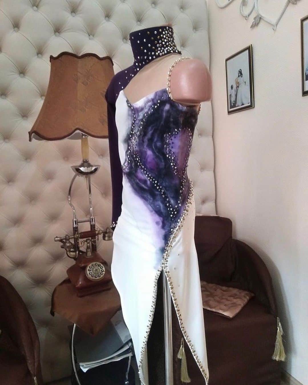エフゲーニヤ・コスイギナさんのインスタグラム写真 - (エフゲーニヤ・コスイギナInstagram)「Ещё одно прекрасное платье для Арины Кончуровой!   Стильное,интересное, очень оно мне нравится! Я переживала,как будет реализована цветная часть! Выглядит необычно! Особенно на льду🖤  Мастер- прекрасная  @irina_roskosh ❤️😍」12月16日 23時52分 - budubitch