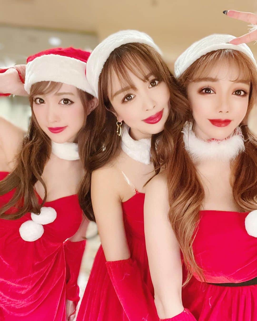 のインスタグラム：「・ 12月14日に銀座ロッソのパーティーで るみさんとエンジェルさんと3人で パラパラ✖️ダンスの 特別ショーをさせて頂きました☺️ @ginzarosso  ・ ・ ・ 社長の優子さんが クリスマスプレゼント🎁を 用意してくださって 嬉しかった🥺✨✨ @yuko080624  宝物にします❤️❤️❤️ ・ 頂いた陶器肌ファンデーション お肌ツヤツヤになる🥺✨✨ 感動✨✨✨ ・ ・ ・ 衣装のサンタのコスプレ🎅は @dress_tika さんのです🎄 ・ ・ ・ 素敵な人とたくさん会えて すごく刺激になったし 憧れの人がまた増えて 自分磨き頑張ろって やる気が出ました☺️✨✨✨ ・ ・ るみさん、エンジェルさん ありがとうございます✨ @rumi_official_0616  @angeliy_quinn  また3人で踊りたいな💕 ・ ・ ・ ・ ・ #dance#christmas#cosplay#tika#code#クリスマスパーティー#クリスマス#プレゼント#おそろコーデ#コスプレ#サンタ#サンタコスプレ#サンタコス#パラパラ#ダンス#陶器肌#ファンデーション」