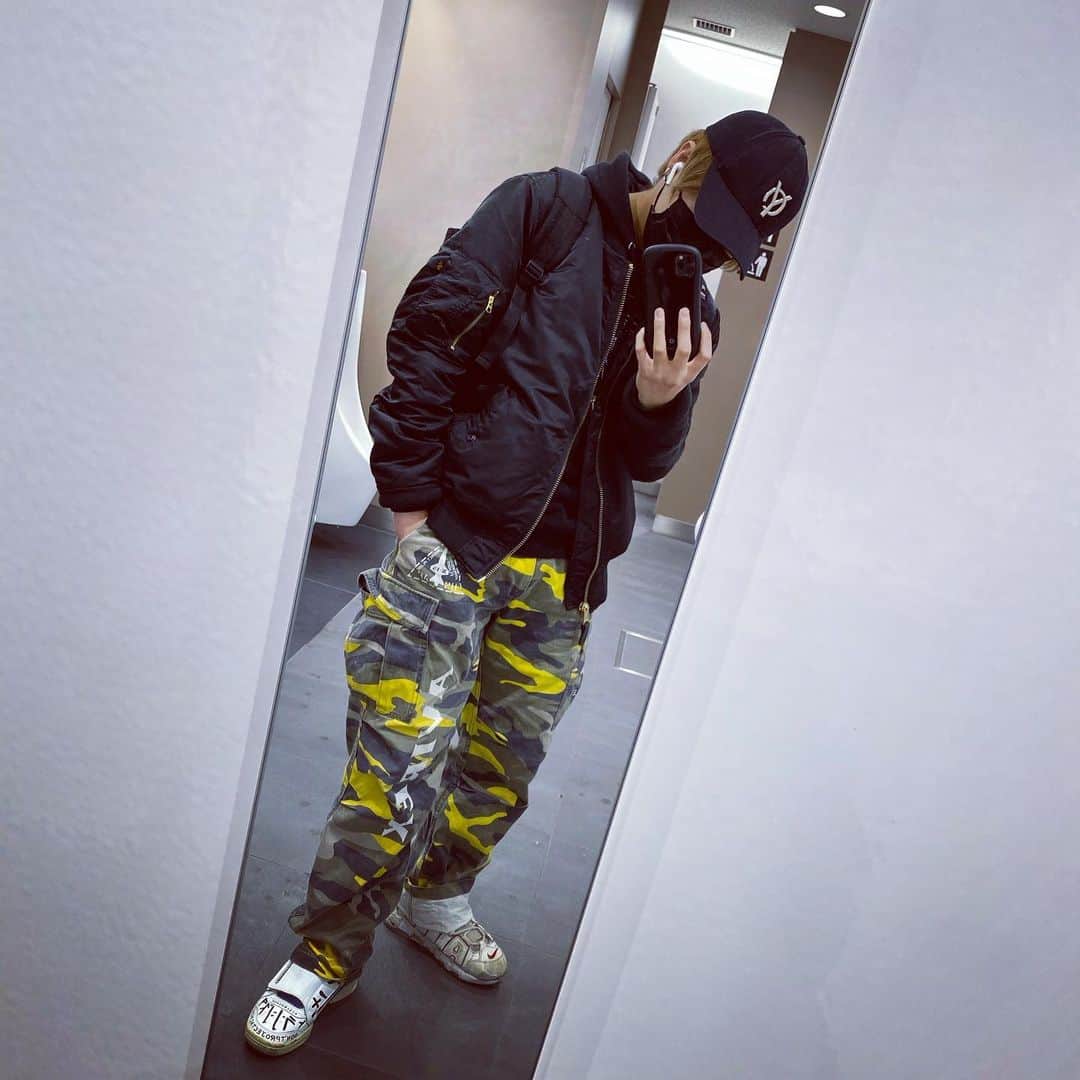 きんふんぱーりーのインスタグラム：「靴が違うのは、おしゃれでふ。。  #ファッション #fashion」
