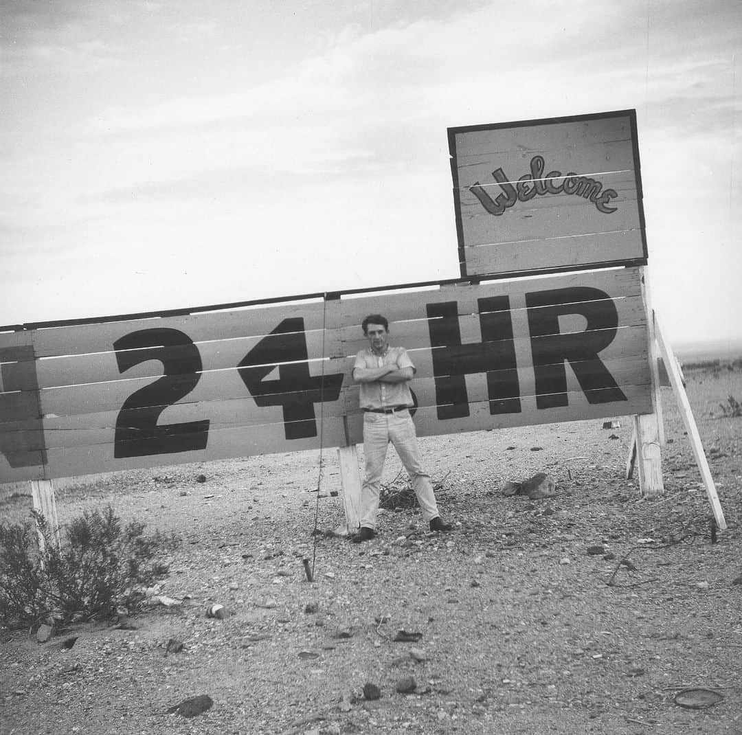 のインスタグラム：「“When you’re on a highway, viewing the western US with the mountains and the flatness and the desert and all that, it’s very much like my paintings.” ーEd Ruscha  Happy birthday to Ed Ruscha, born on this day, December 16, in Omaha, Nebraska.  Since the 1960s, Ruscha has created a distinctive and ever-expanding lexicon of signs, symbols, images, and words drawn from vernacular America. An exhibition of new paintings by the artist is on view at Gagosian, 541 West 24th Street, New York, through January 23, 2021. Follow the link in our bio to learn more about the exhibition. __________ #EdRuscha #Gagosian @edruschaofficial Ed Ruscha in the Mojave Desert, California, 1962. Photo: Patty Callahan © Ed Ruscha Studio」