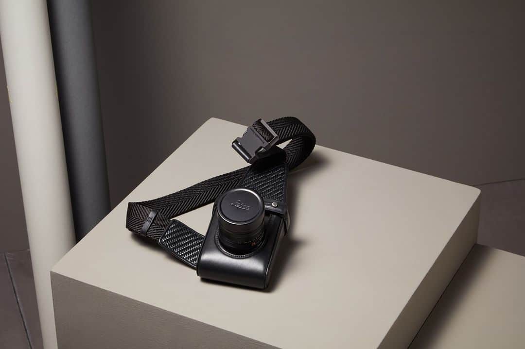 ライカさんのインスタグラム写真 - (ライカInstagram)「Leica & Zegna – Both share the same ideals which pursue respect for quality, extremely sophisticated research, and a unique approach to innovation. These are the same ideals that inspired the two traditional family-owned businesses to collaborate, leaving Leica lovers a collection of high-end camera accessories. Check out the link in our bio to learn more.   #LeicaCamera #Leica #LeicaZegna #Zegna #🔴📷」12月17日 0時00分 - leica_camera