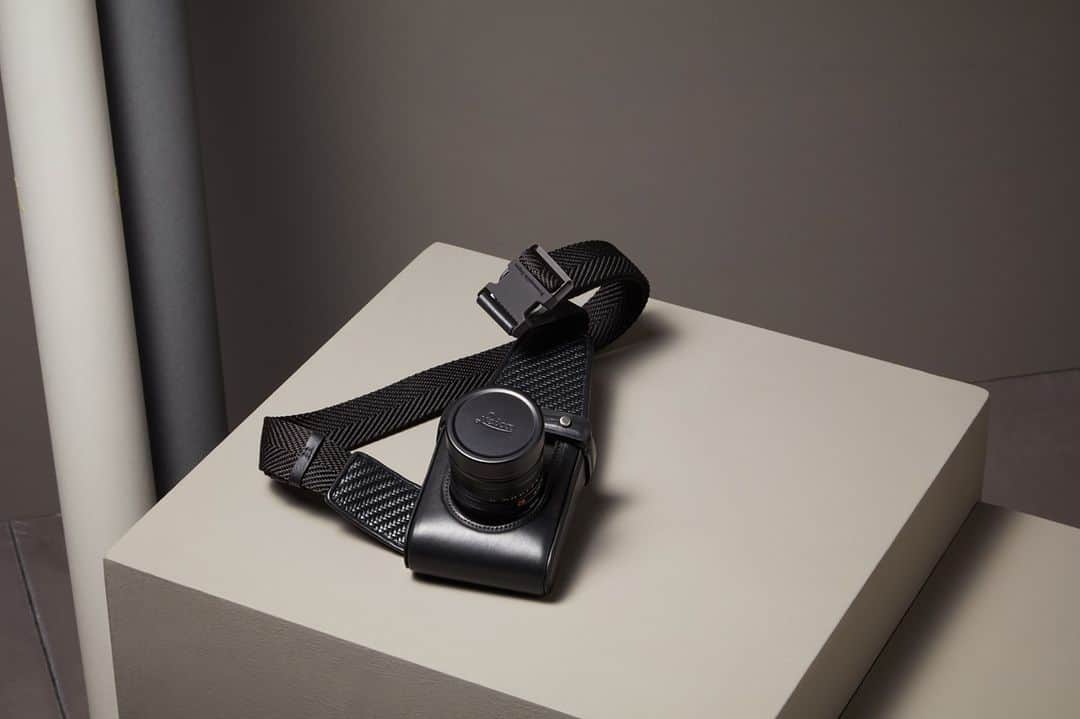 のインスタグラム：「Leica & Zegna – Both share the same ideals which pursue respect for quality, extremely sophisticated research, and a unique approach to innovation. These are the same ideals that inspired the two traditional family-owned businesses to collaborate, leaving Leica lovers a collection of high-end camera accessories. Check out the link in our bio to learn more.   #LeicaCamera #Leica #LeicaZegna #Zegna #🔴📷」