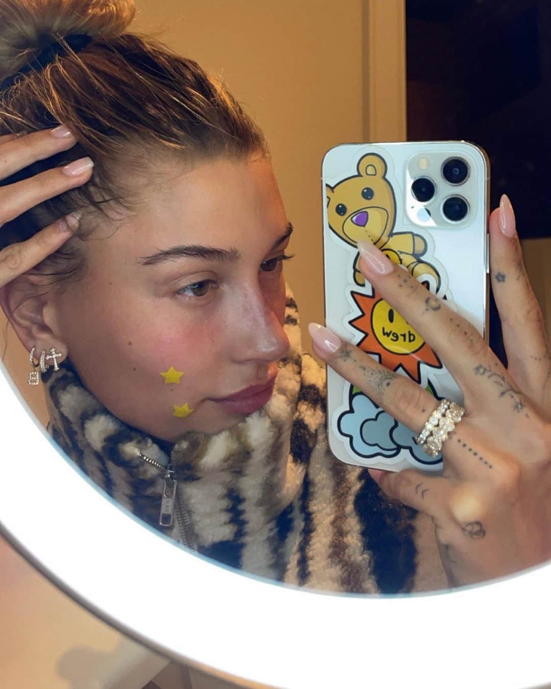 Teen Vogueさんのインスタグラム写真 - (Teen VogueInstagram)「Take a tip from @haileybieber and invest in the cutest zit stickers everrr ⭐⭐ Get yours at the link in bio.」12月17日 0時00分 - teenvogue