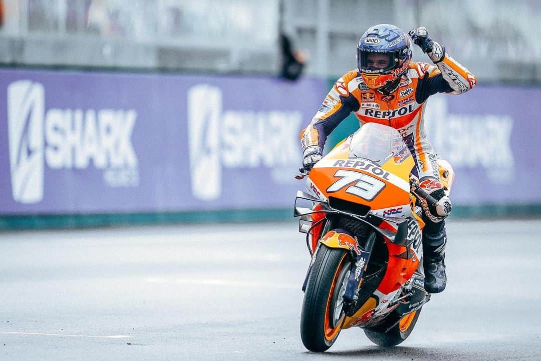 レプソル・ホンダのインスタグラム：「#TheYearThatWas - #FrenchGP ⠀⠀⠀⠀⠀⠀⠀⠀⠀ A double top ten with an incredible ride by @alexmarquez73 through the field. The soaking wet Le Mans allowed Alex’s talents to shine through.」