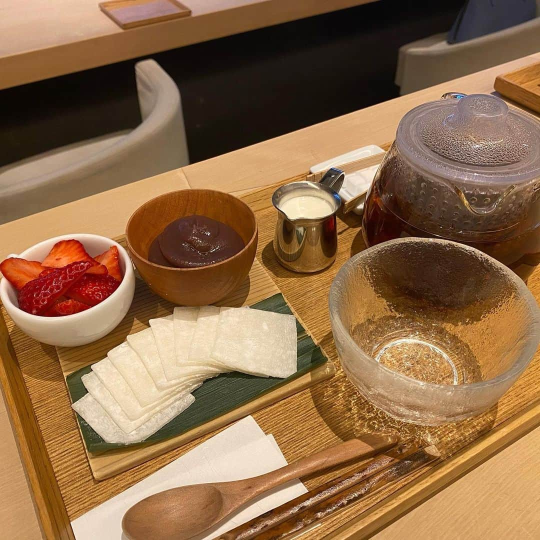 RIiNAさんのインスタグラム写真 - (RIiNAInstagram)「.  【茶酒　金田中】  . 苺大福おいしすぎた🍓🥺 また絶対行く... . . #表参道カフェ #表参道 #茶酒金田中 #苺大福 #和菓子カフェ」12月17日 0時03分 - riina_lam