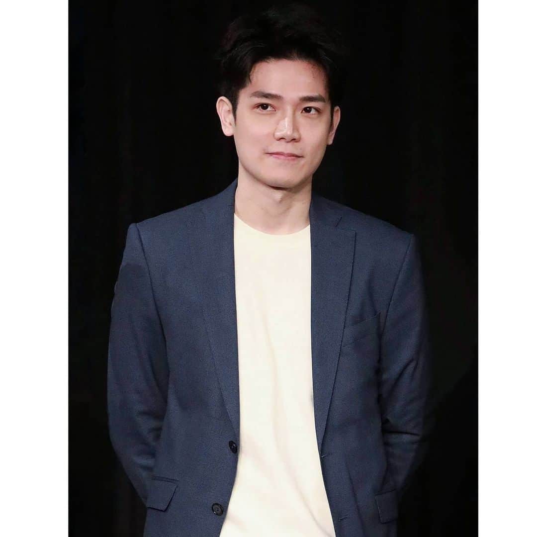 ハン・チャン（張行）のインスタグラム：「一方面來說...有活動看到大家來超開心的！另一方面默想...颳風下雨你們還是別跑這麼遠好...辛苦了🙏 . #愛不愛栗絲 #三立電視」