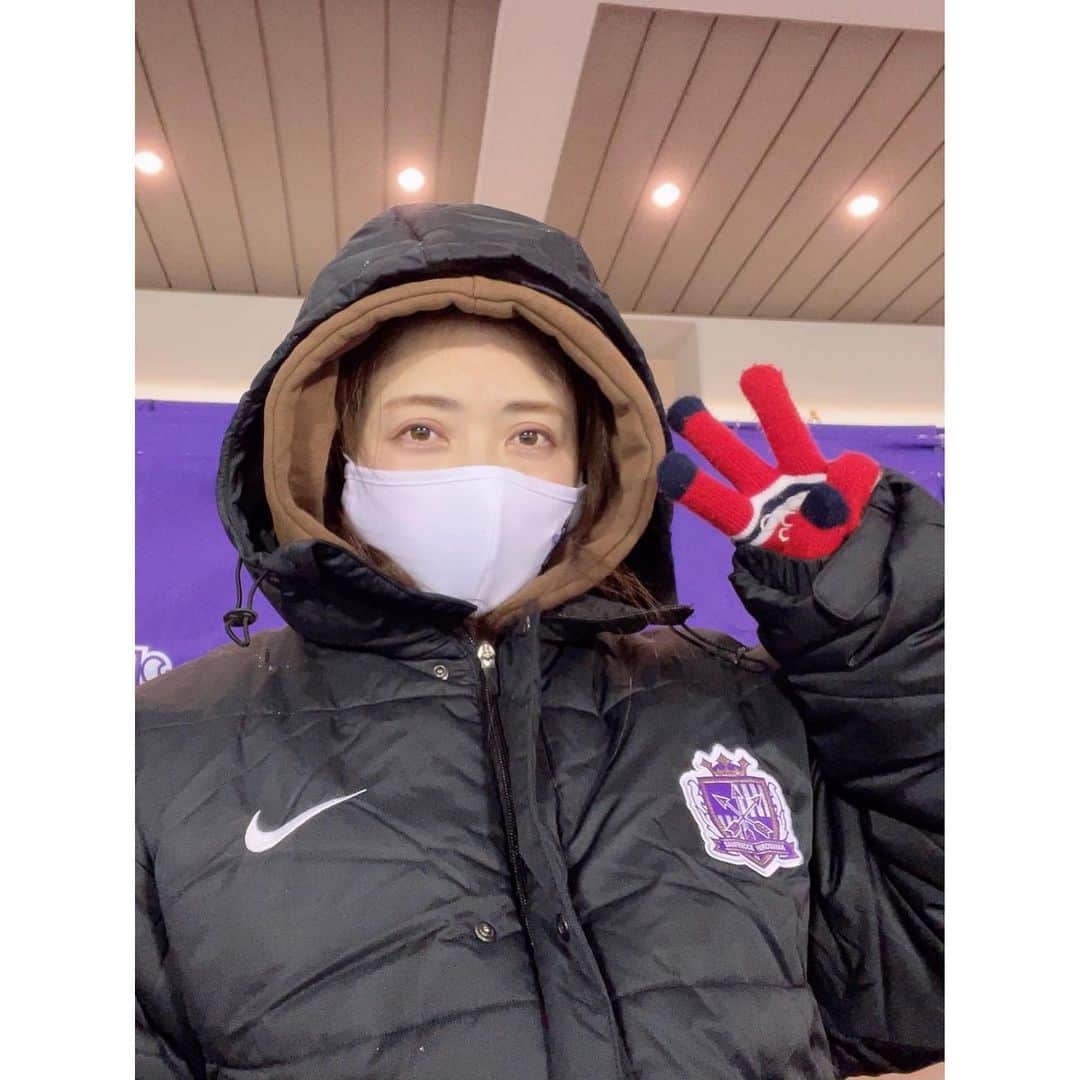 のインスタグラム：「コートの上からベンチコートをきてフードもかぶってもまだ寒かった、(手袋はカープ) 雪のエディオンスタジアム❄️ サンフレッチェ最終戦、行かせていただきました⚽️ 2020年シーズンおつかれさまでした‼︎ . 急にすんごく寒くなったから、 風邪ひかないようにきをつけましょう‼︎ . . #サンフレッチェ #エディオンスタジアム広島 #サッカー観戦 #⚽️ #NIKE #ナイキ #サンフレッチェ広島  #最終戦  #広島 #雪 #雪景色 #大雪 #雪女 て言われました❄️笑 #人生初 #ベンチコート」