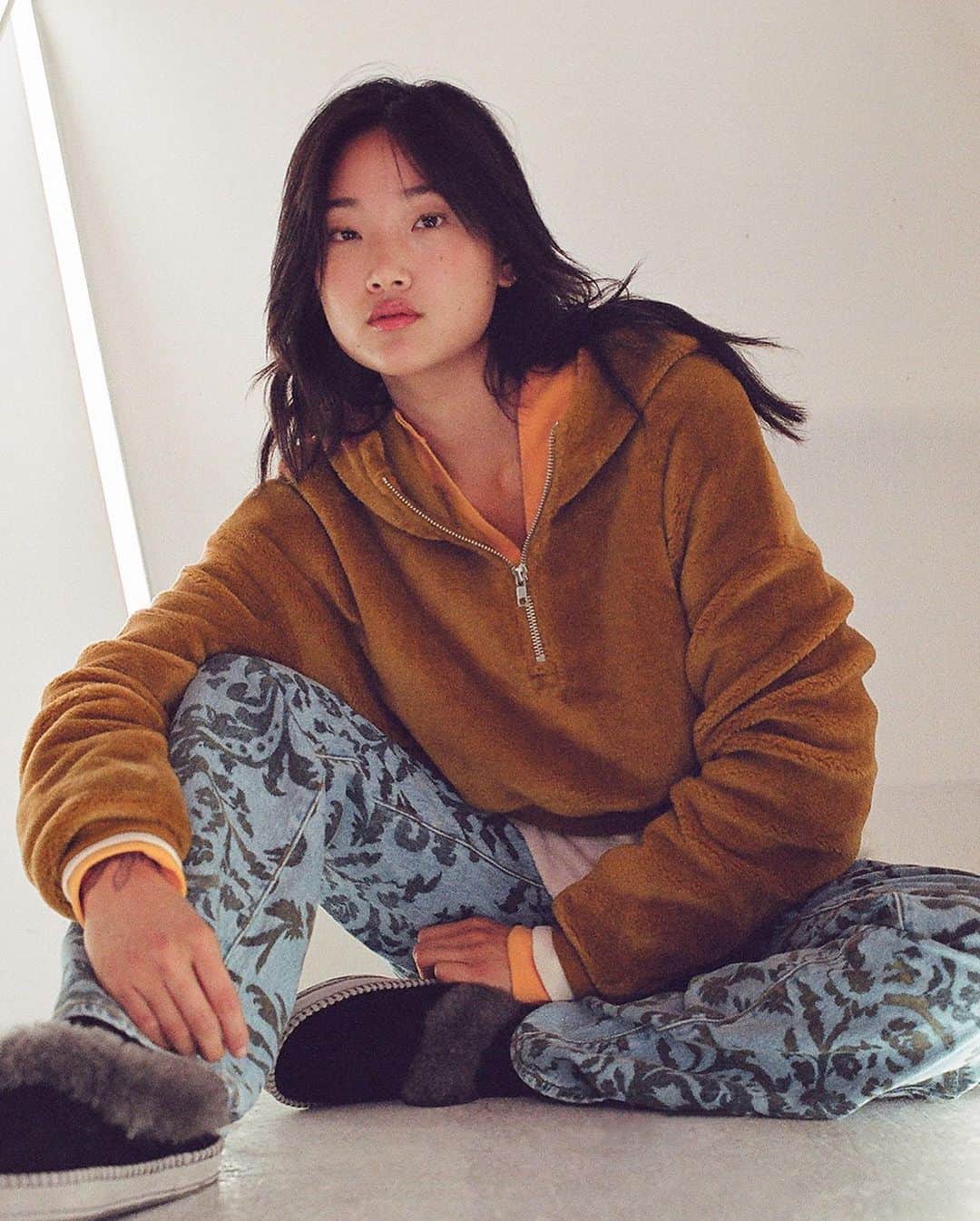 Urban Outfittersさんのインスタグラム写真 - (Urban OutfittersInstagram)「Snuggle up and feel good – some of our favorite gifts this year are now up to 40% off! 🎁 Plus, when you spend $100 online, we'll gift you $50 off your next purchase. Tap the link in bio to explore.」12月17日 0時17分 - urbanoutfitters