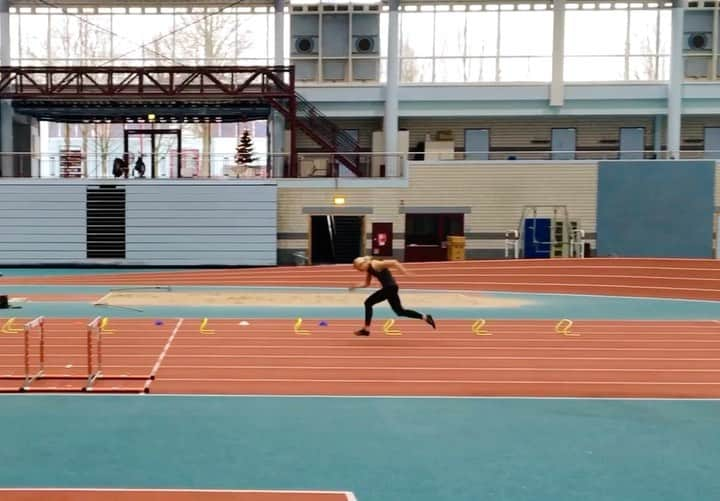 リーザ・マイヤーのインスタグラム：「@ work 🌪 Learning day by day by day.  #trackandfield #sprint #training #speed #sprintteamwetzlar #nike #spitzensportbundeswehr」