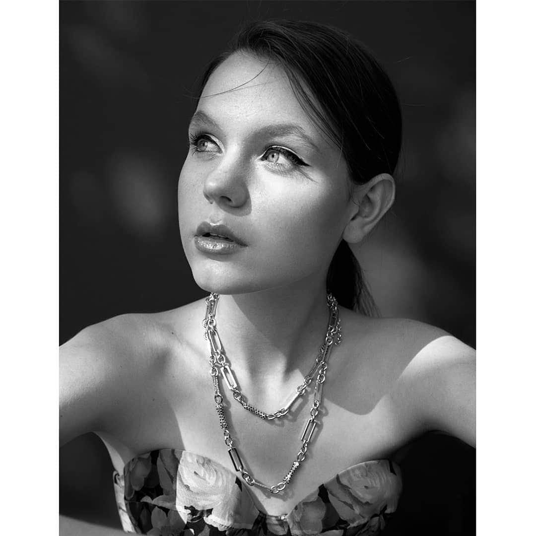 のインスタグラム：「Bone shaped alternate necklace  ELLEMENTS MAGAZINE  @ellementsmagazine  Stylist: @ludovicaneri.stylist Ph: @letizia.campanella Makeup: @asia_morales_makeupartist  #iosselliani #necklace #fashionjewelry #jewelrydesign #benomad」