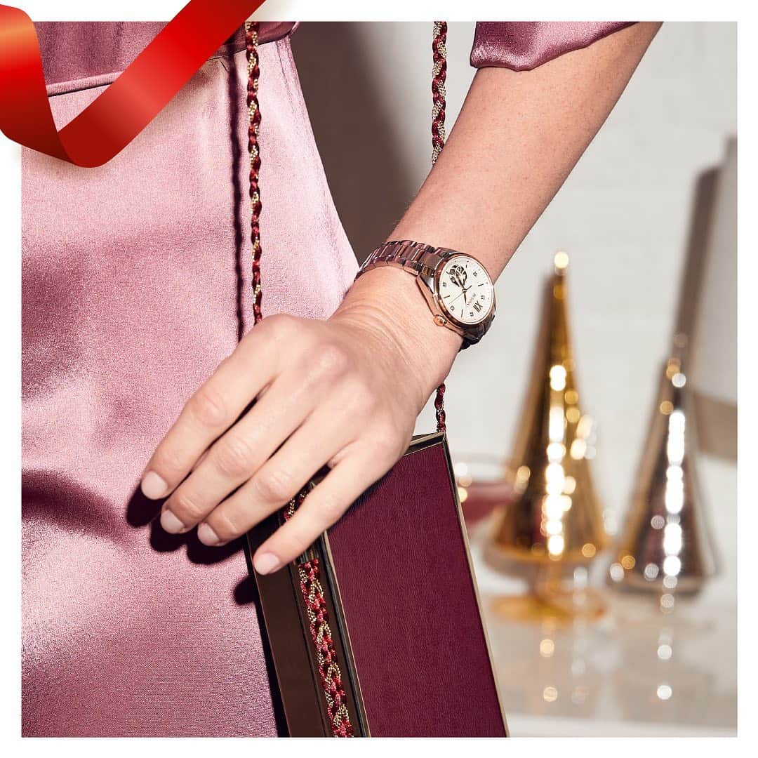 ブローバのインスタグラム：「The Sutton features five hand-set diamonds on a mother-of-pearl dial, an open aperture showcasing the automatic movement, and a two-tone rose gold and stainless steel bracelet—an elegant holiday gift for sophisticated ladies. #Bulova #HolidayGifts — ⏱: 98P170 MSRP: $550.00 USD CASE: ø 34 mm」