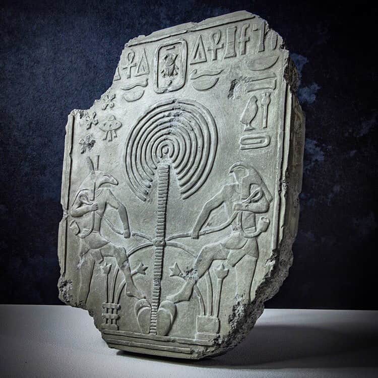 Art Collective Magazineさんのインスタグラム写真 - (Art Collective MagazineInstagram)「Check out these sculptures by @jamesjohnwood ! “the idea was to imagine a sci-fi novel carved into hieroglyphics 4000 years ago predicting the technological revolution.” 👏👏 #artnerd #artcollective #sculpture #hieroglyphics #scifi」12月17日 0時36分 - art_collective
