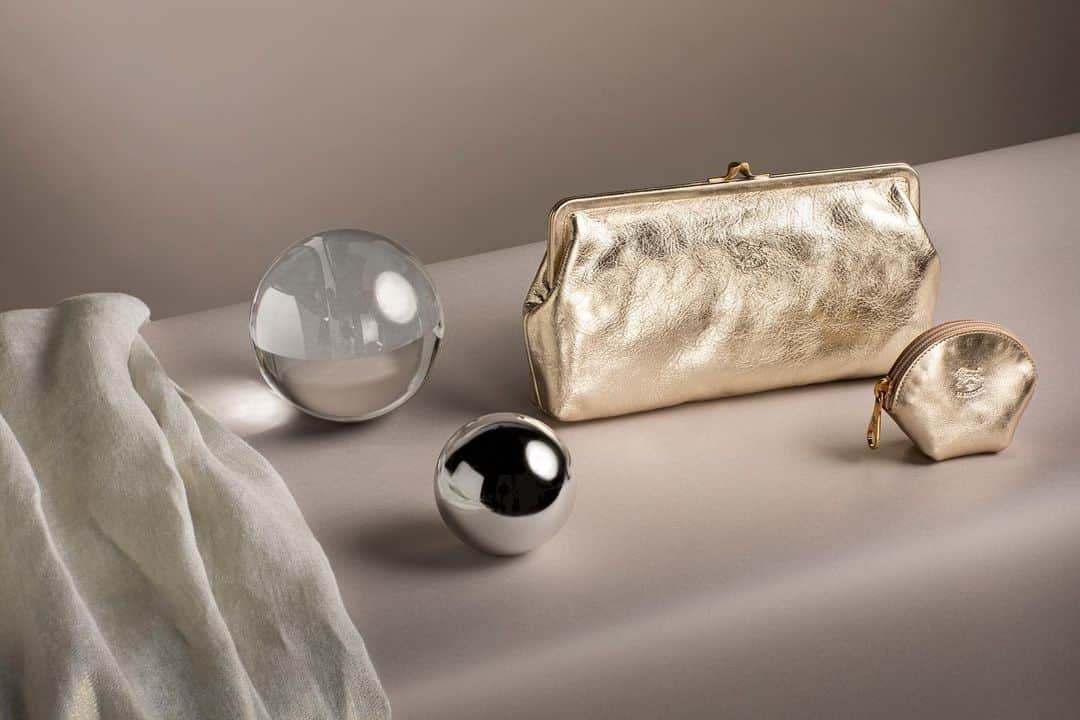 イルビゾンテのインスタグラム：「Make the holiday season shine with the most glamorous “grandma’s clutch”, available in eight colors and three versions in metallic cowhide leather. Family memories and contemporary style come together wonderfully! #ilbisonte #madeinitaly #sustainability #silentchristmas」